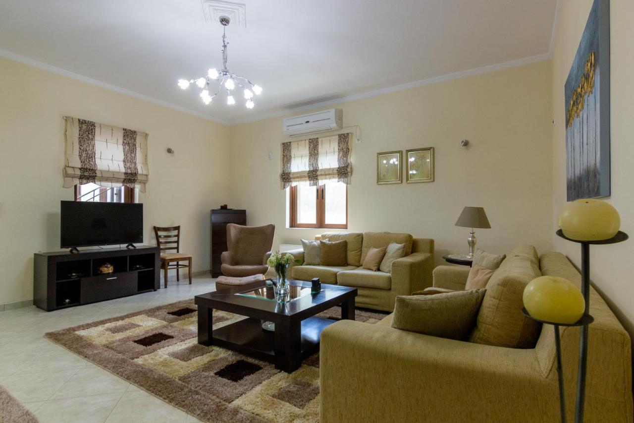 Katerina & Elia'S Family House Apartment เลโอนีดีออน ภายนอก รูปภาพ
