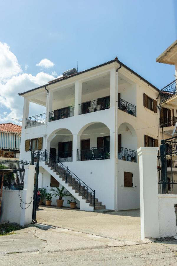 Katerina & Elia'S Family House Apartment เลโอนีดีออน ภายนอก รูปภาพ